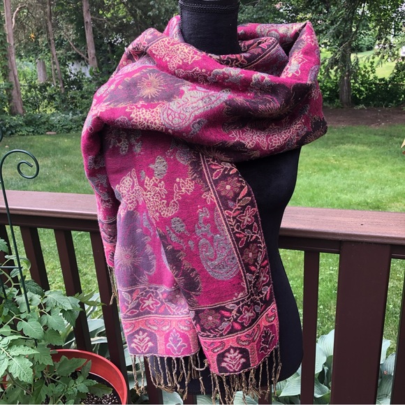 Woven Floral Metallic Wrap/Scarf 🌺🌺 - Picture 9 of 11